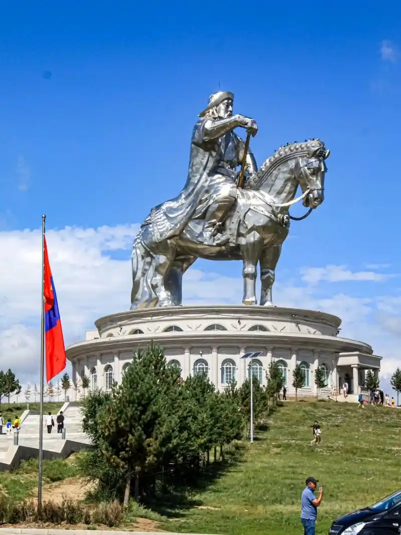 来蒙古国9899b打卡地标建筑—成吉思汗雕像 这是一座40米高的银质