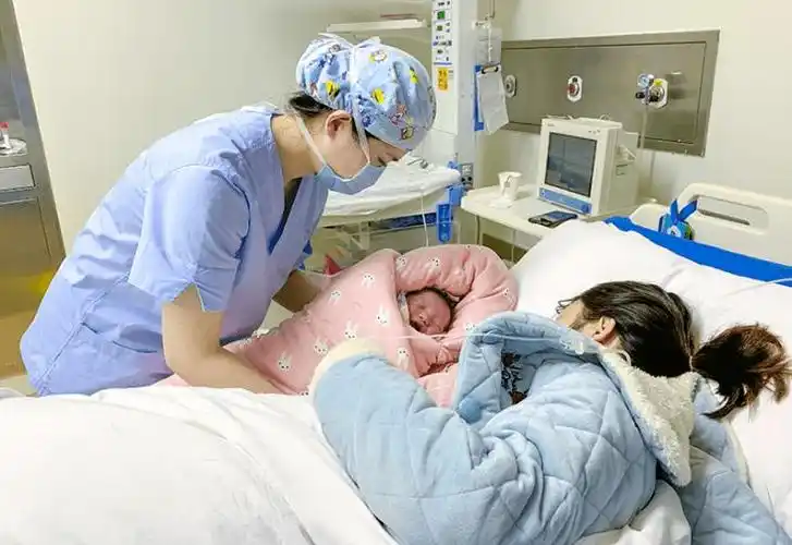 许昌市妇幼保健院的医护人员通力合作,专业技能娴熟,从车内接生到转运