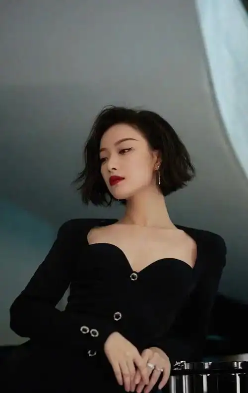 倪妮真的太美了黑裙搭配红唇短发也能如此迷人