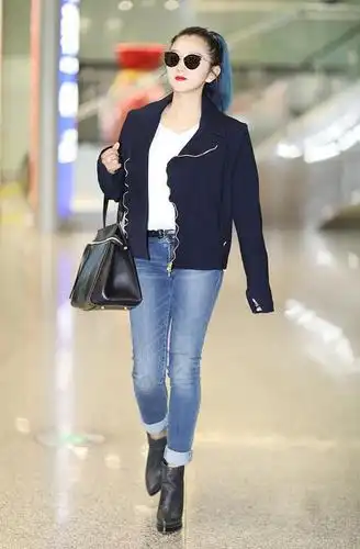 何洁真是瘦不少,穿牛仔裤也能秀出小细腿,感觉整个人都变薄了