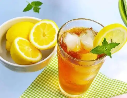 经常喝冷饮,吃宵夜三伏天温度高,很多人经常喜欢吃冰凉食物,喝冷饮