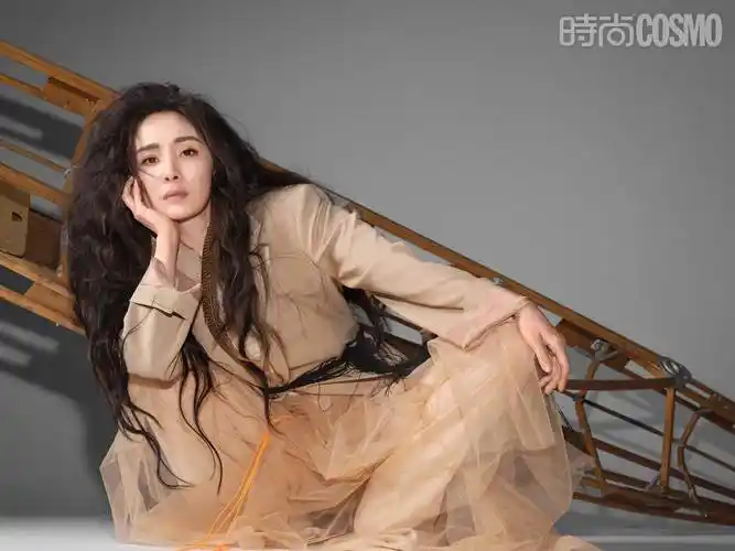 杨幂慵懒羊毛卷大片释出姿态潇洒演绎前卫风格