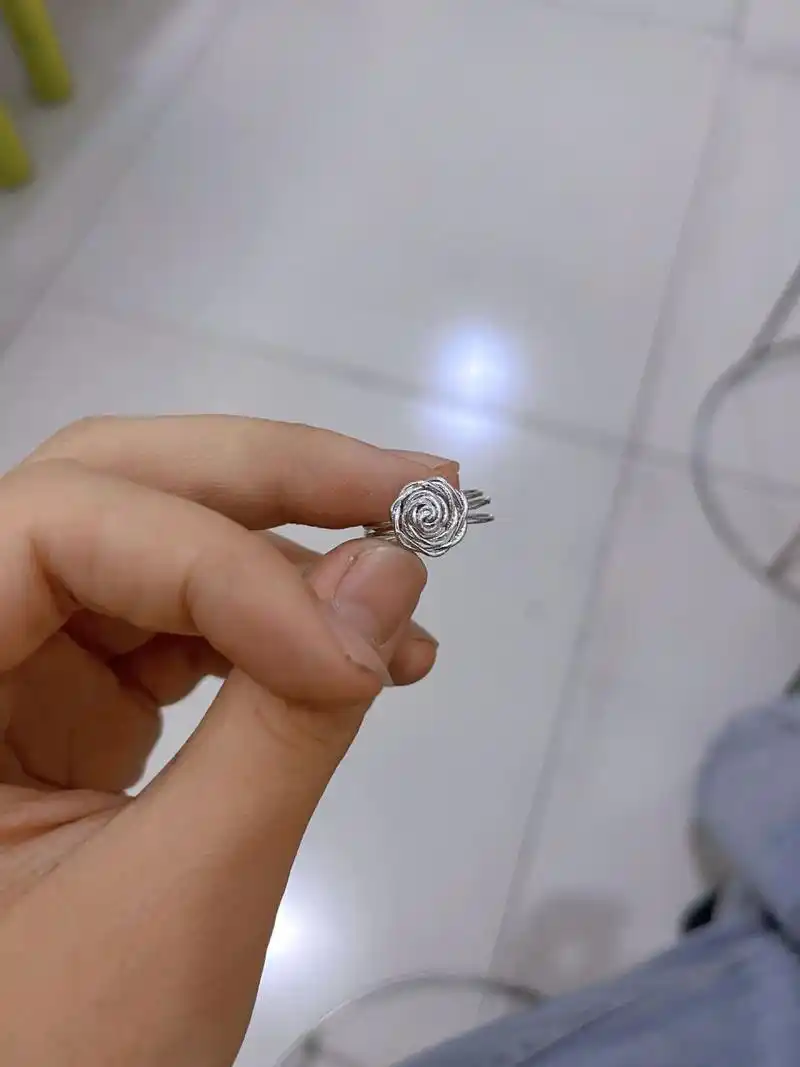 一根铁丝的浪漫,玫瑰花戒指95 谁说戒指都要很贵的,一根细铁丝也