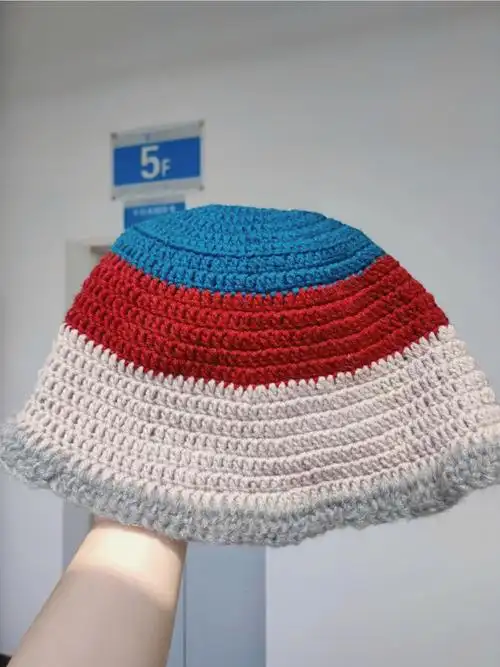 头围58夏天戴着很宽松透气由于是用的一些剩下来的线以及随心所欲编织