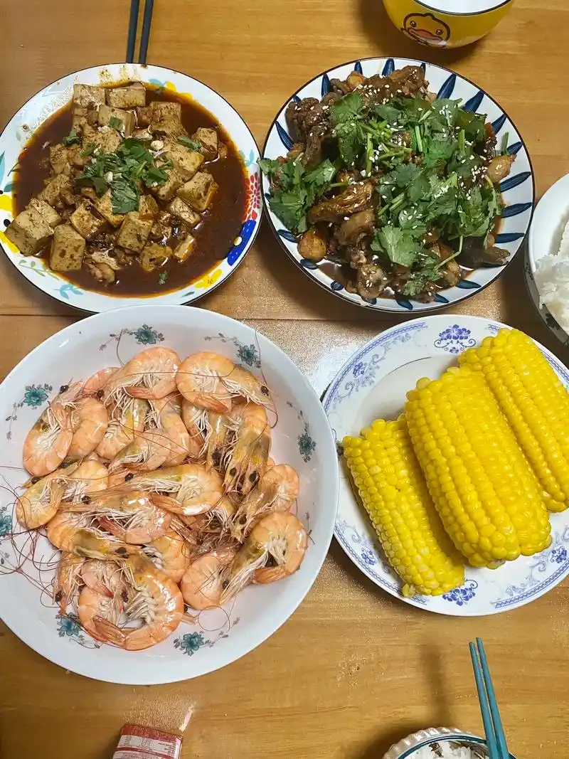 简简单单的晚餐.简简单单,不算精致,但都是妈妈用心做的!生活 - 抖音