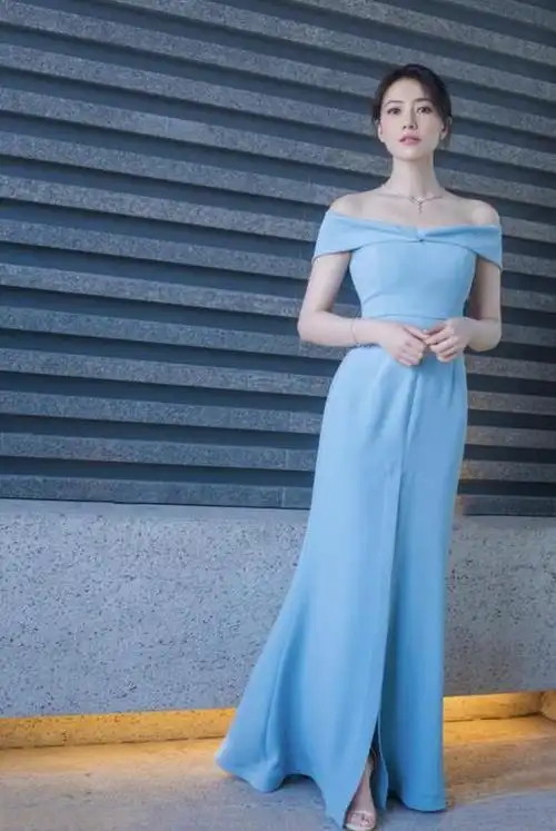 高圆圆真不像生过娃!穿露肩裙秀窈窕身姿,如出水芙蓉般清丽脱俗