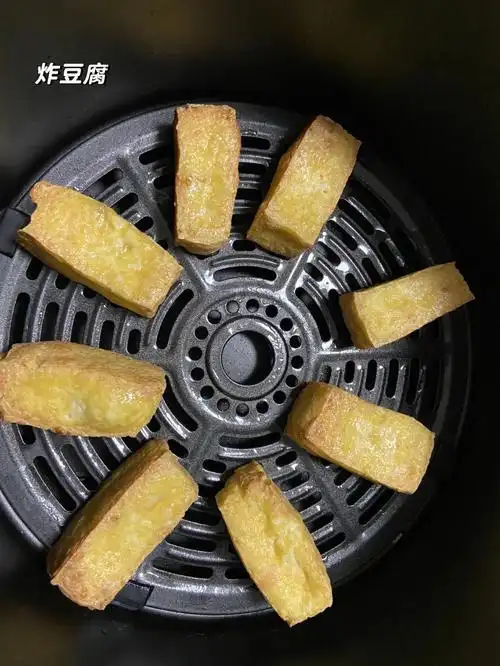 表面会变得脆脆的(但是比油豆腐要健康好多,一点点油就可以咯～),再