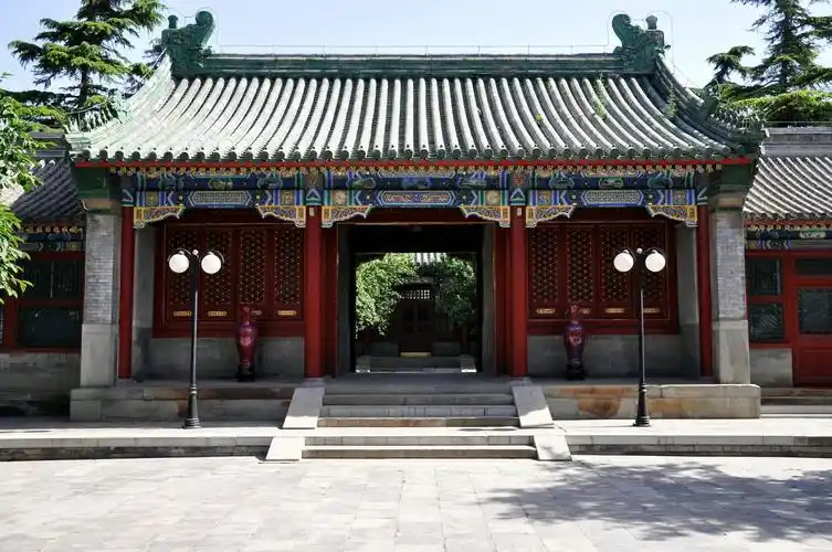 始建于清朝康熙年间.为大学士明珠的府邸花园.乾隆年间为和珅别院.