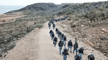 中国人民解放军驻吉布提保障基地组织全员全装野外徒步行军,锤炼官兵