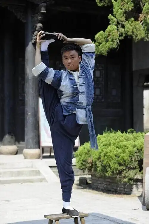 图文:《板凳》王宝强剧照--王宝强身姿挺拔