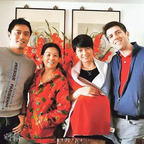 梁咏琪挺孕肚和老公回娘家 笑容满面