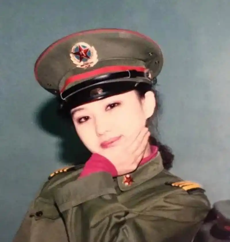 你是否还记得上个世纪90年代穿着军装,可爱俊秀的女兵照片?