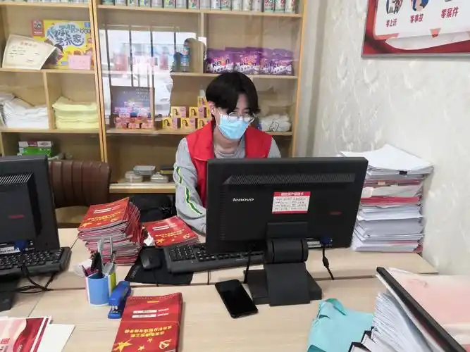 志愿者石振宇在整理资料.