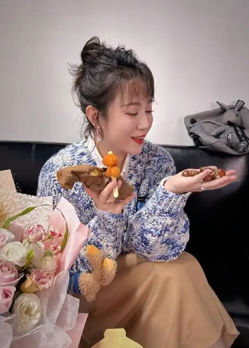 41岁马丽近照曝光烫新发型好似减龄10岁搭档沈腾拍片cp感满满