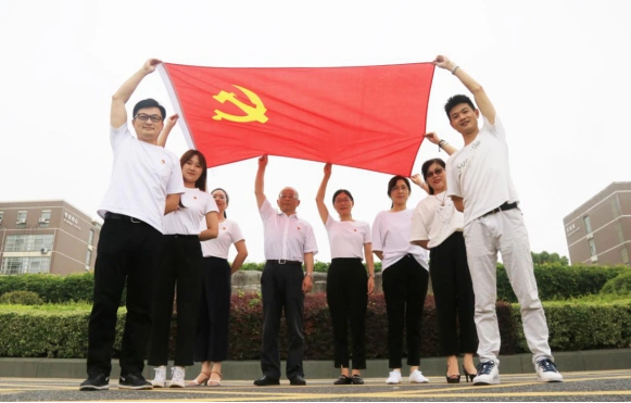 教职工按顺序前往学校南门,以支部为单位,与党旗进行了合影,并在党旗