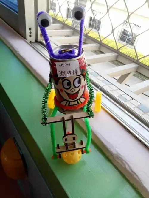 炮台镇桃山三和幼儿园举办了以"绿色环保,废物利用"为主题的手工作品