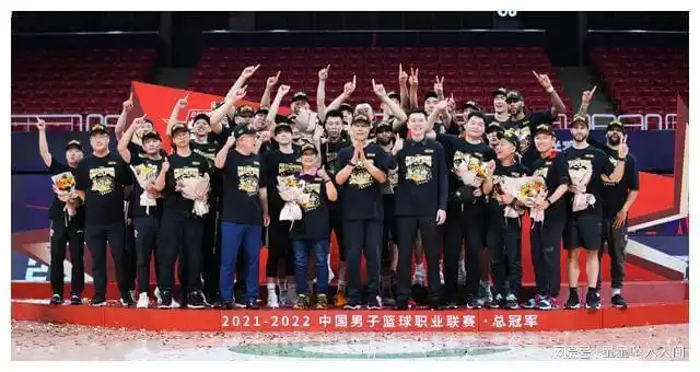 恭喜他们以全胜战绩拿到了cba联赛2021-2022赛季的总冠军,这个奖杯