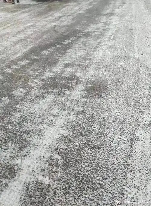 罗平多条道路结冰无法通行!