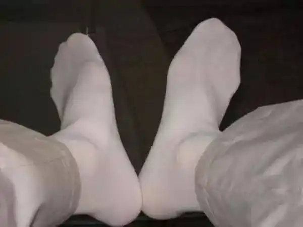 白袜子脏兮兮,总是洗不白?好实用啊!轻轻一搓就白得发亮!_手机搜狐网