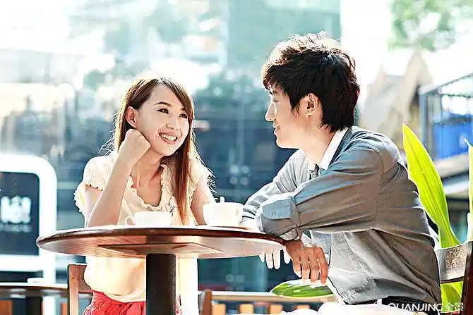 年轻情侣在户外咖啡厅约会