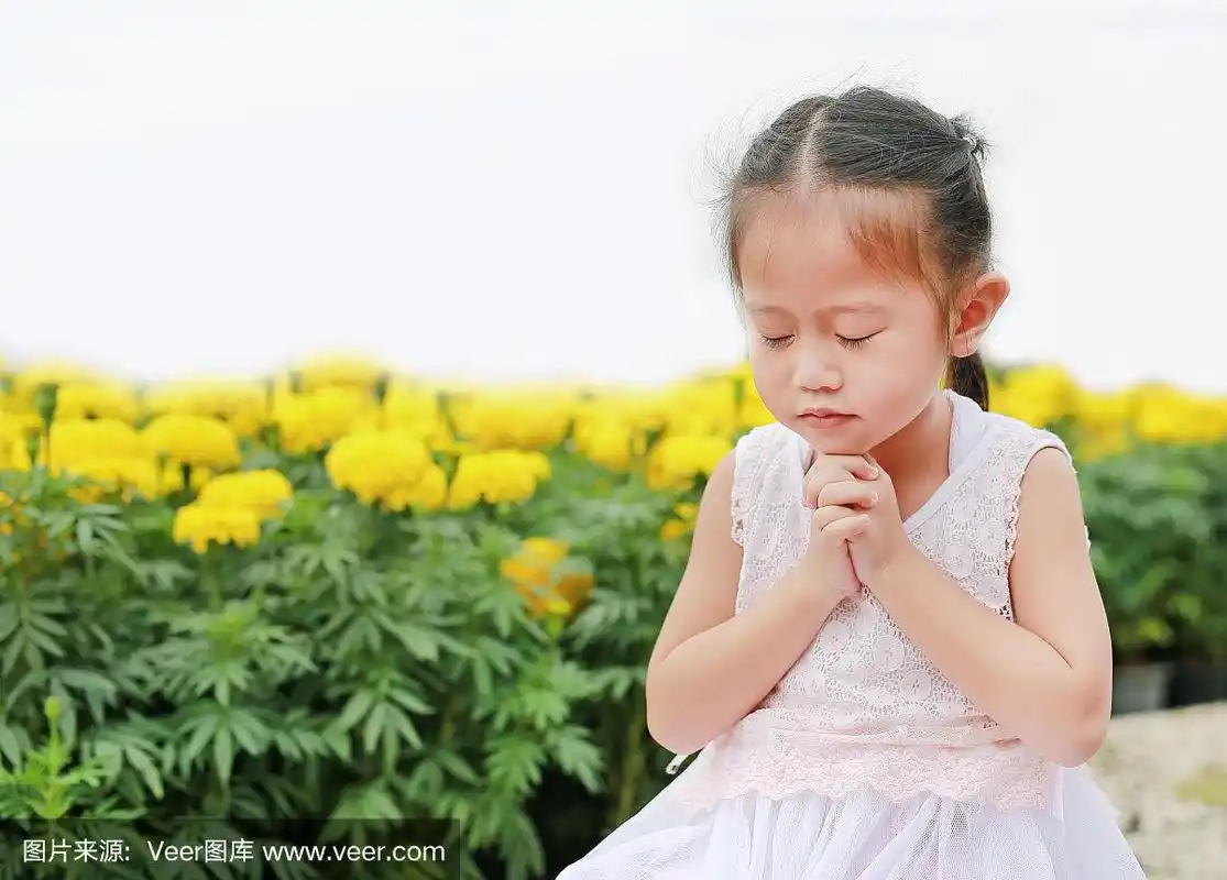 可爱的亚洲小女孩在花园里祈祷.灵性和宗教.