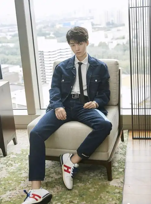 王俊凯《天坑鹰猎》发布会造型,牛仔套装白衬衫黑领带,越发有型