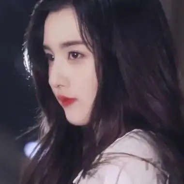 凌乱长发女生侧头像