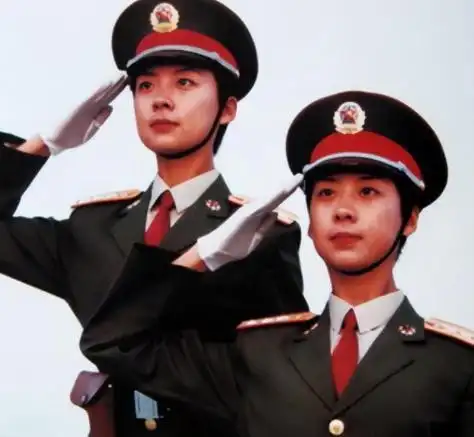 方队中,一对双胞胎姐妹引起了大家的关注,他们是当时女兵方阵的领队