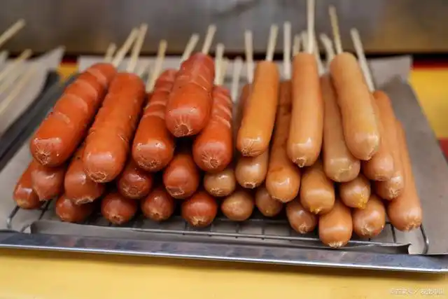 不知道你们有没有发现在学校门口的小摊,下午放学的时候总是围满了小