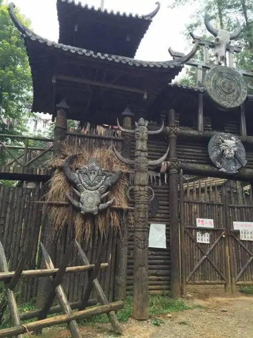 张家界著名的土匪窝,仅有一小径可入寨门,寨下就是万丈悬崖!