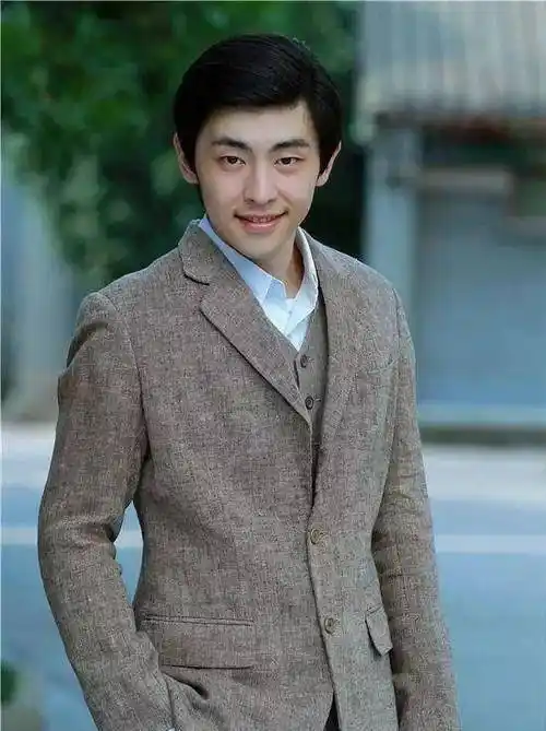 照片就是这些,也是第一次见到这样的邓伦,妥妥恋爱中的痴情小男生形象