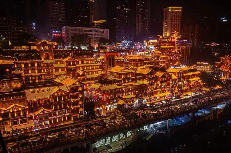 重庆洪崖洞夜景:仿古建筑层层叠叠 灯光璀璨如童话世界