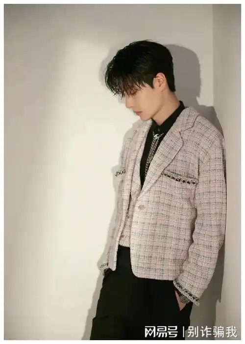 王一博冰山帅哥一脸帅气的模样也是令人羡慕造型魅力十足