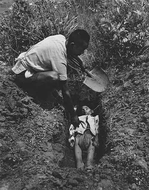 1946年,湖南,埋葬在饥荒中饿死的儿童