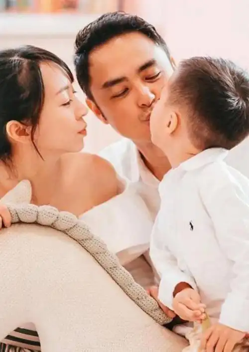 明道带6个月女儿坐飞机,霸总装扮吸睛,艾果发量稀疏