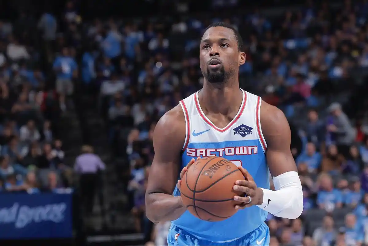 赛后,国王球员哈里森-巴恩斯接受了媒体采访.