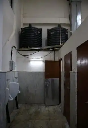 国足客场更衣室极其简陋卫生间如公共厕所