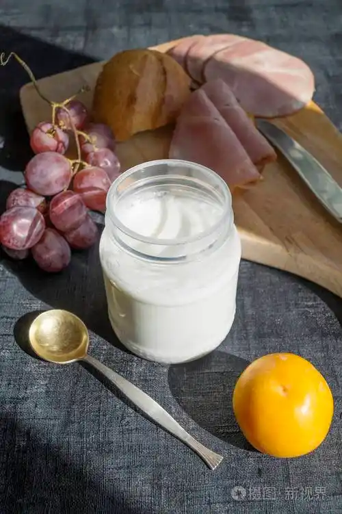 早餐酸奶李子葡萄在木板上