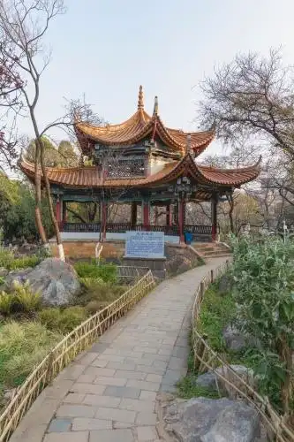 昆明圆通山公园忠孝碑亭