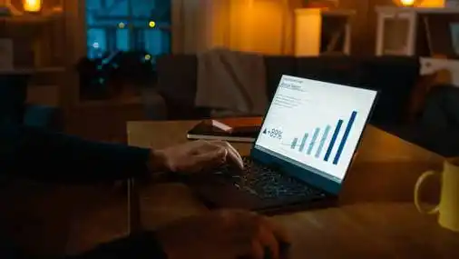 在办公桌前工作的人图片