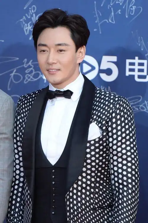 李东学亮相北影节闭幕