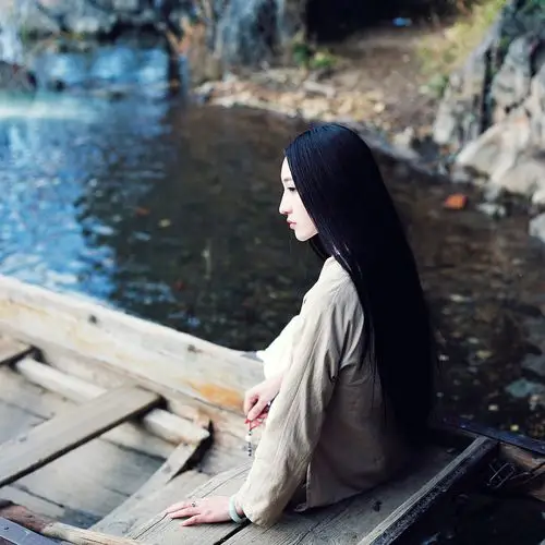 长发女子古风写真 湖边长发古典美女写真图片
