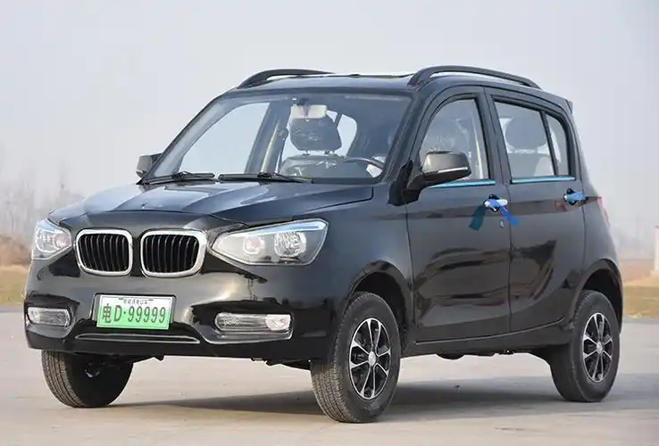 更偏向于汽车,前脸为多格栅设计,扁平化的棱角前脸,看上去雷厉风行