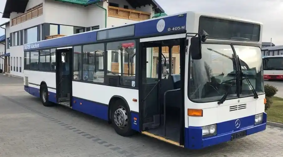 梅赛德斯奔驰o405双轴巴士放弃圆润走向方正的经典车型