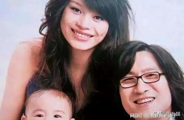 当时年仅17岁,之后葛荟婕参加了央视的一档运动秀,此时汪峰也正在担任