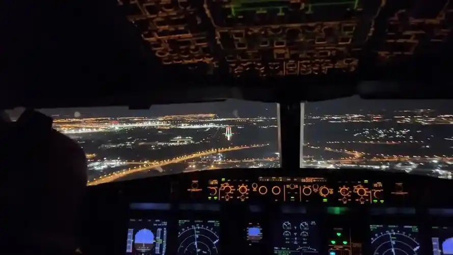 空客a321夜航落地 驾驶舱视角