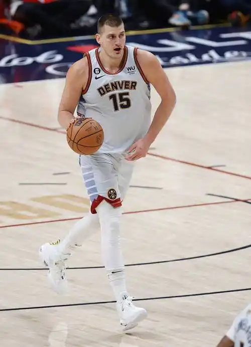 约基奇发布会刷手机爆粗:我去!