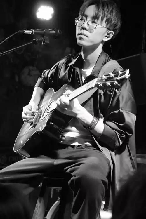 能和我分享一下大家觉得民谣歌手都是什么样吗? - 知乎