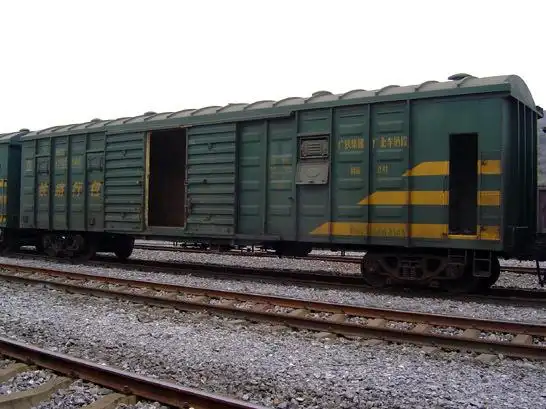 棚车是一种有侧墙,端墙,地板和车顶,在侧墙上开有滑门和通风窗的铁路