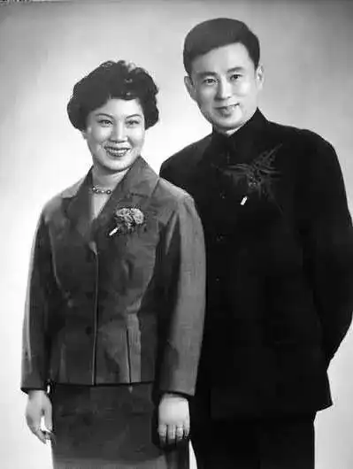 徐玉兰与俞则人摄于1964年